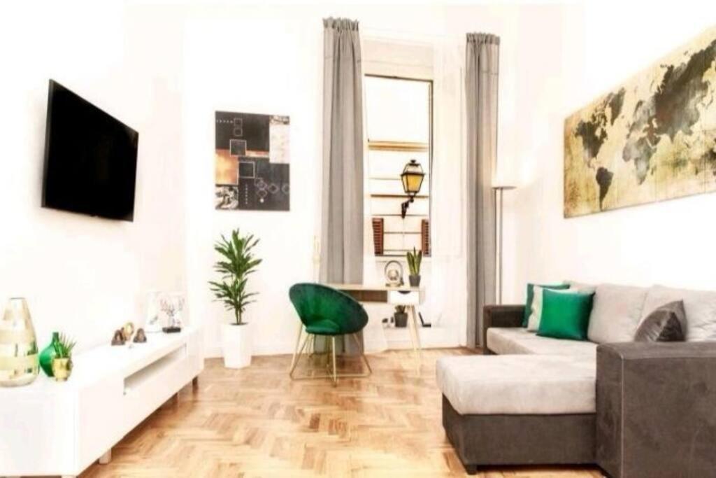 Campo De'fiori-rome By Foot Charming Aircwif Netflix Apartamento Roma