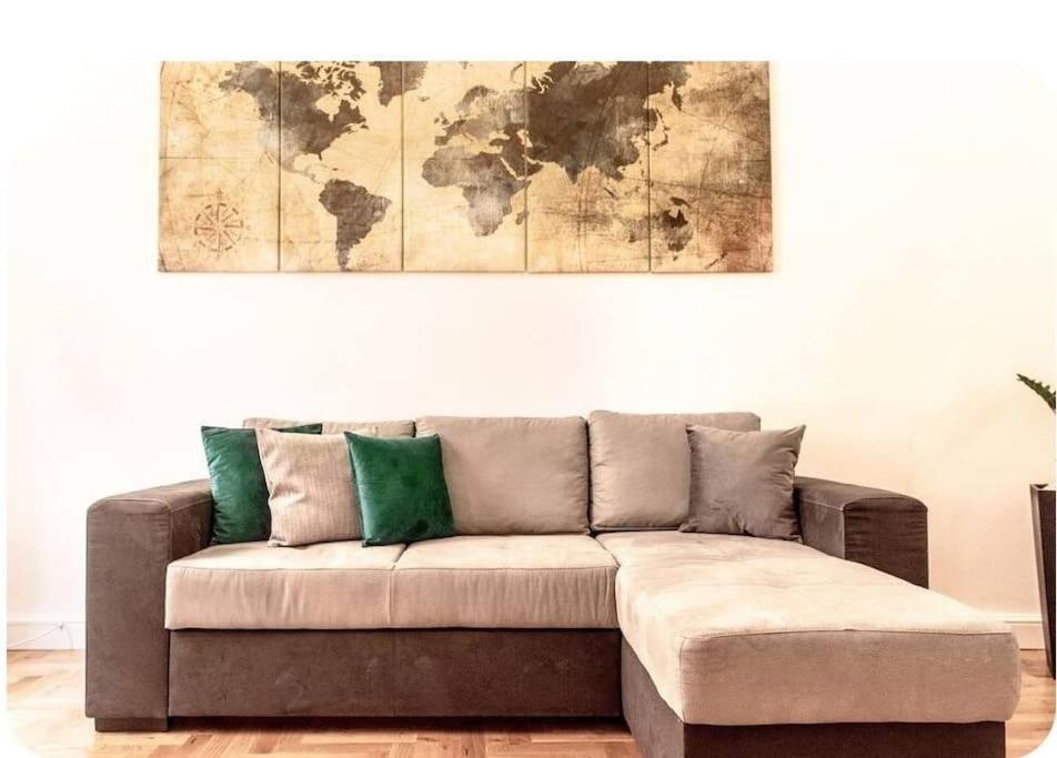 Campo De'fiori-rome By Foot Charming Aircwif Netflix Apartamento